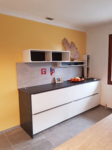 Cuisine avec meubles en laque beige amande, plan de travail en granit noir magma flammé. et îlot central, réalisée à Saint-Nazaire-en-Royans | Nodin Agencement Alixan (Drôme), Saint-Romans (Isère) et Ardèche