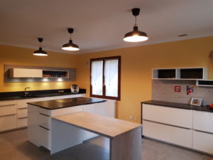 Cuisine avec meubles en laque beige amande, plan de travail en granit noir magma flammé. et îlot central, réalisée à Saint-Nazaire-en-Royans | Nodin Agencement Alixan (Drôme), Saint-Romans (Isère) et Ardèche