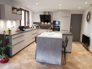 Cuisine beige avec carrelage, réalisée à VIf | Nodin Agencement Alixan (Drôme), Saint-Romans (Isère) et Ardèche