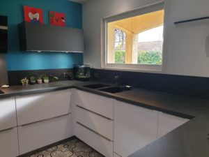 Cuisine avec deux coloris : gris anthracite pour le bloc armoire et le plan de travail et blanc pour les meubles, réalisée à Chabeuil | Nodin Agencement Alixan (Drôme), Saint-Romans (Isère) et Ardèche